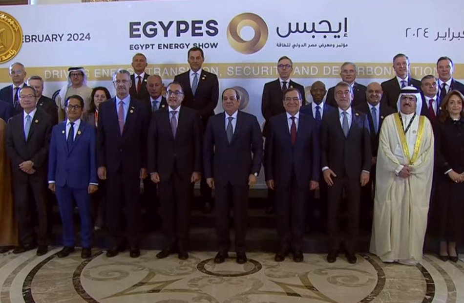 الرئيس السيسي يتوسط صورة تذكارية مع المشاركين بمؤتمر «إيجبس 2024»